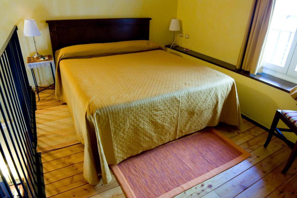 Locanda La Casetta Angera Szoba fotó