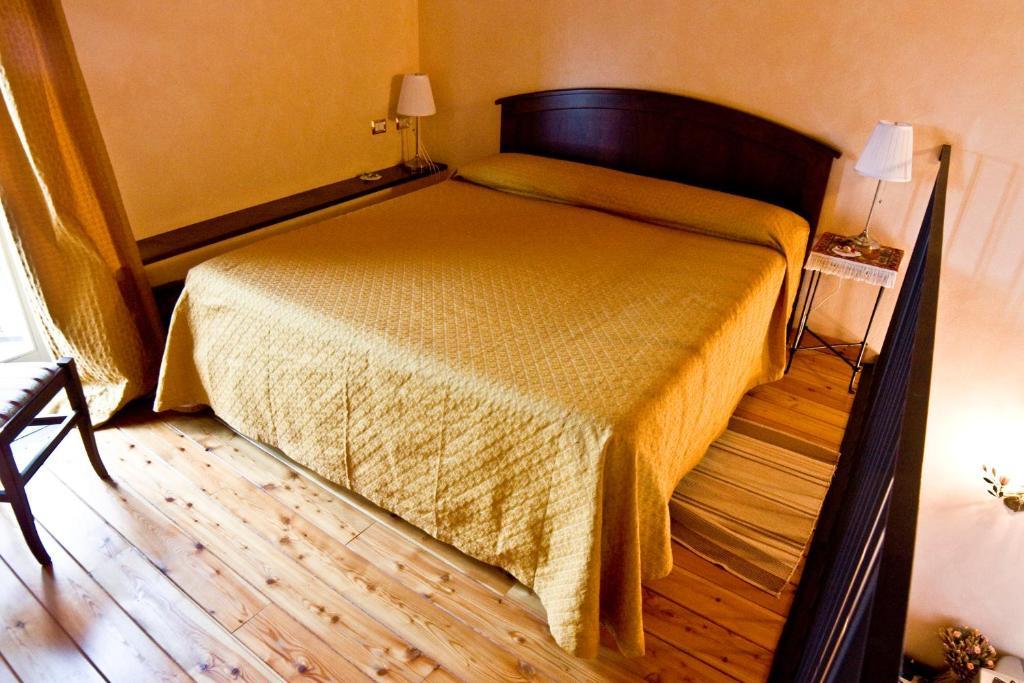 Locanda La Casetta Angera Szoba fotó