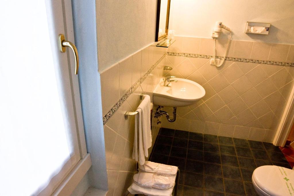 Locanda La Casetta Angera Szoba fotó